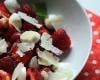 Salade de fraises, framboises, mozzarella et parmesan