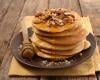 Pancakes au yaourt, miel, noix et amandes