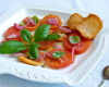 Carpaccio de tomates, basilic et croûtons frits