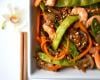 Wok de légumes croquants et crevettes à l'asiatique saveur cacahuète