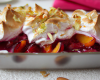 Gratin de nectarines et cassis meringué parsemé d'amandes effilées