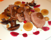 Magret de canard cuit sur sa peau, Princesse Amandine sautées à cru aux girolles, jus de veau à la gelée de fruits rouges