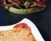 Gratin de rhubarbe et fraises séchées parsemées d'amandes effilées