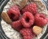 Pudding de graines de chia cacao, fruits secs et framboises