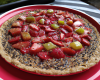 Tarte à la rhubarbe, fraise et sésame noir