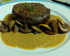 Minute de filet de bœuf, flan tiède de champignons de Paris, sauce à la moutarde de Meaux