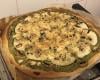 Pizza au pesto, fromage blanc, courgette et champignons