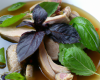 Bouillon de canard et foie gras combawa au basilic thai