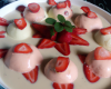 Quenelles de chocolat blanc tropical sur soupe de fraises