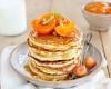 Pancakes au lait de chèvre et abricots rôtis au miel