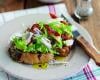 Tartine à l'avocat, poulet grillé et tomates séchées