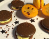 Macarons au chocolat à l'orange confite accompagnés de sa mousse chocolat blanc à la pistache et aux poires.