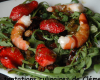 Salade de fraises, crevettes et roquette, sauce olive, balsamique et pistache