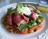 Salade de cresson et d'herbes fraîches sur rösti garnie de magret de canard fumé