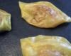 Gyoza ou raviolis japonais accompagnés de sauce soja