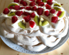 Pavlova aux framboises et kiwis