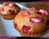 Muffins aux pralines roses et fraises séchées