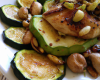 Poêlée de courgette et de pleurotes aux cacahuètes grillées