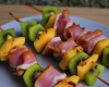 Brochettes de jambon cru à la papaye et au kiwi