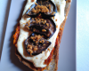 Tartine pain d'épices, crème d'aubergine et fromage basque