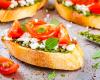 Crostini au pesto, féta, tomates cerises et basilic