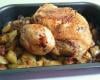 Poulet au four aux herbes sur lit de pommes de terre