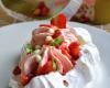 Vacherin express à la glace Carte d'Or® façon glacier fraise et morceaux de meringue