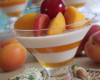 Verrine abricotine sur lit de fruits rouges