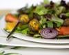 Salade contrastes en Harmonie aux agrumes, billes de fromage épicées et noix de St Jacques