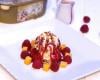 Brioche perdue, crème glacée Carte d'Or® façon glacier vanille et noix de pécan, coulis de fruits rouges, framboises et mangue