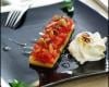 Tartare de tomate et de fraises, sauce vierge, galette de polenta et espuma au chèvre