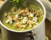 Soupe de petits pois, fromage de chèvre et méli-mélo gourmand