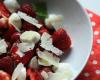 Salade sucrée-salée de fraises, framboises, mozzarella et parmesan