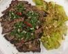 Bavette de bœuf sauce chimichurri et poireaux grillés