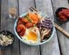 Bibimbap coréen aux crevettes, légumes et champignons