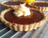 Crème tendre de chocolat en tartelette et ses quelques gouttes de crème safranée