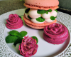 Macaron géant aux framboises et à la chantilly au basilic