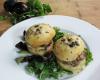 Burger de poulet à la Fourme d'Ambert, oignons confit aux prunes