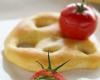 Fougasse et tomate de Marmande farcie à l'Ossau Iraty et pistou de kiwi de l'Adour.