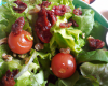 Salade verte, tomates, tomates séchées et vinaigrette au vinaigre de framboise