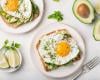 Tartine complète aux pousses d'épinard, avocat et œuf au plat