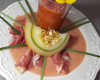 Fleur de melon, julienne de jambon, jus siroté au Pineau rouge