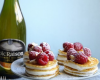 Mille feuille de crêpes, mousse de fromage blanc et framboises