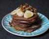 Pancakes au lait de soja au chocolat, topping banane, noix et sirop d'érable