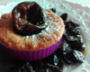 Soufflé sucré sur lit de prunes