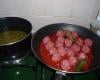 Boulettes de bœuf à la tomate accompagnées de petits pois