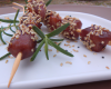 Mini-brochettes de saucisses au romarin et sésame