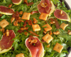 Roquette, figues et chips de pancetta en salade