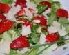 Salade verte aux fraises