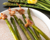 Brochettes de lapin et leurs pointes d'asperges vertes